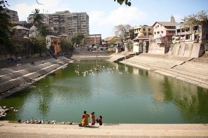 Banganga Walkeshwar Walking Tour - Banganga Tank: the steps that do everything