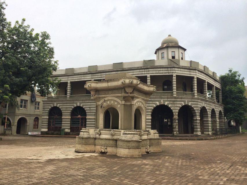Bollywood Filmcity tour with Dance show. - The drive-past sets: the best part for movie recognition