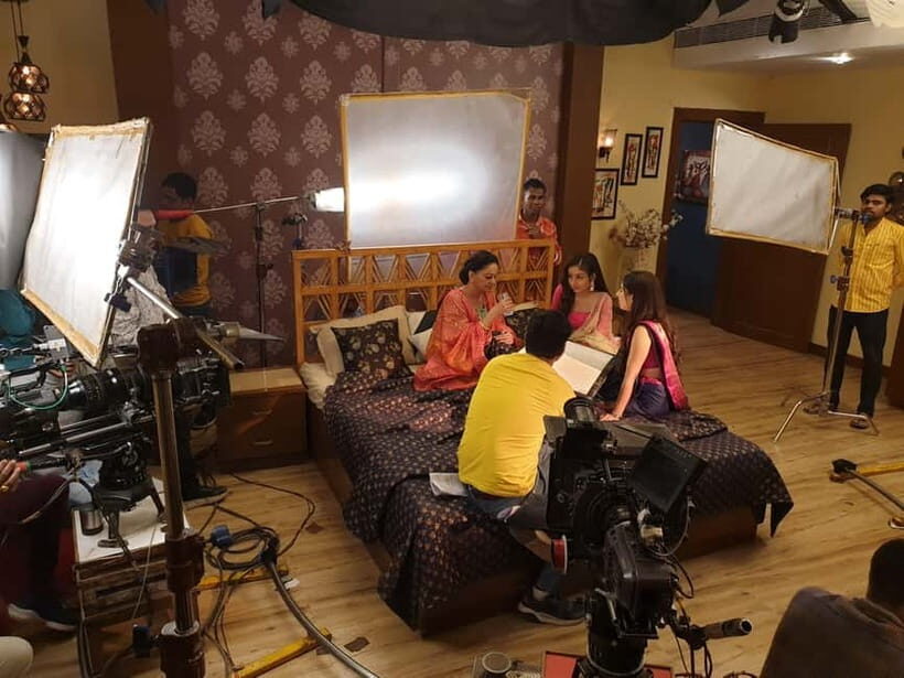Bollywood Sightseeing and Celebrity Home Tour by Private Car - Dance show participation: Bollywood songs, lessons, and momentum