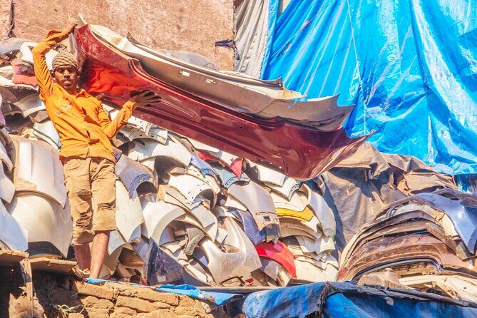 Dharavi Slum Walking Tour: Daily Life in Asia's Largest Slum - Starting at Third Wave Coffee: finding your guide and setting the tone