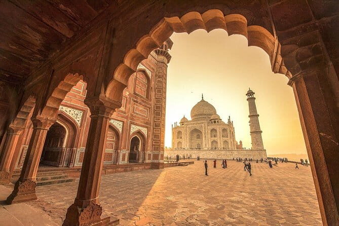 Discover Sailing at Iconic Gateway- Mumbai - Meeting at Dhanraj Mahal in Colaba: Quick setup, then out to sea