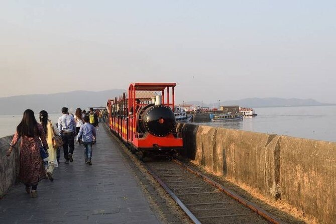 Elephanta Island Guided Tour - The Gateway of India stop: a monument with a 1911 backstory