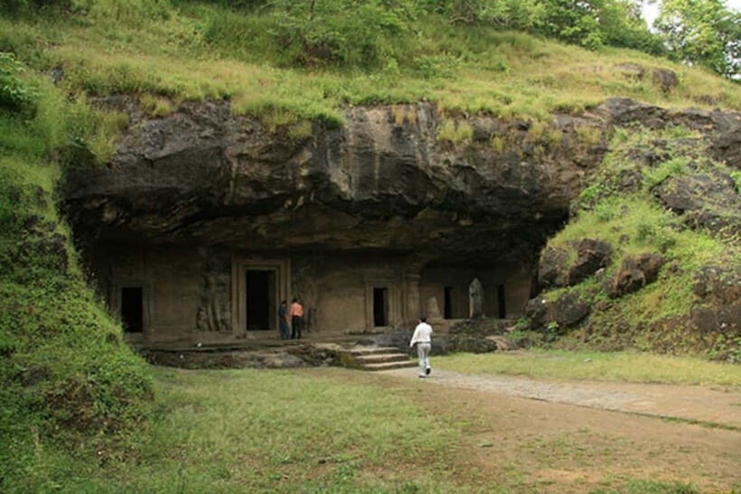 From Mumbai: Half-Day Elephanta Caves Tour with Ferry Ride - Getting from the jetty to the caves: walk, toy train, and the hill factor