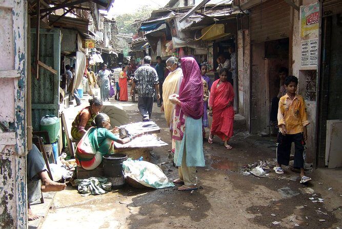 Full Day Mumbai Sightseeing Tour with Dharavi Slum - Siddhivinayak Temple: where faith meets local atmosphere