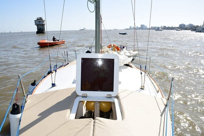 Mumbai Bay Breeze Sail on a Compact Yacht Experience - Setting out from Gateway of India (and why that matters)