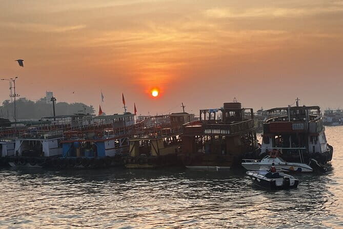 Mumbai By Dawn Morning Markets & The World’s Largest Laundry - Sassoon Dock: fish auctions with real pace and real stakes