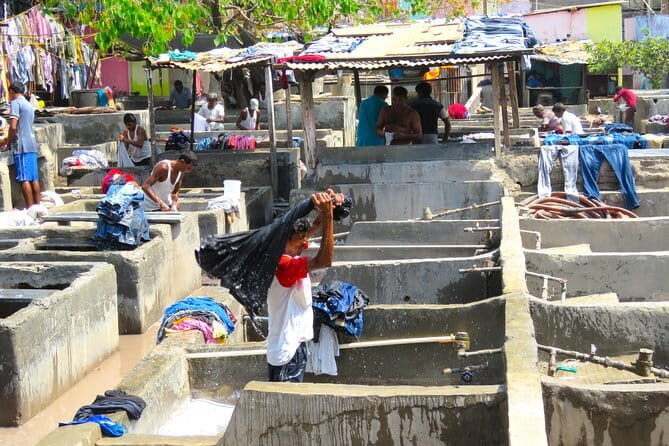 Mumbai By Dawn Morning Markets & The World’s Largest Laundry - Dadar fruit and vegetable market: how produce lands in the neighborhood