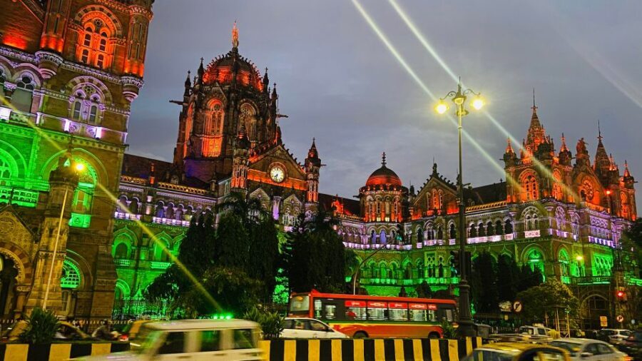 Mumbai: Day & Night City Tours with Multiple Add On Options - Gateway of India and the Taj Mahal Palace: the first wow moment