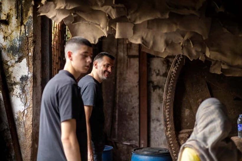 Mumbai: Dharavi Slum and Dhobi Ghat Laundry Tour - First Stop: Meeting Points, Shoes, and the Attitude to Bring