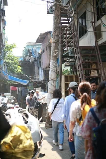 Mumbai: Dharavi Slum and Dhobi Ghat Tour with Train Ride - Dress code and on-the-ground comfort: small rules that matter