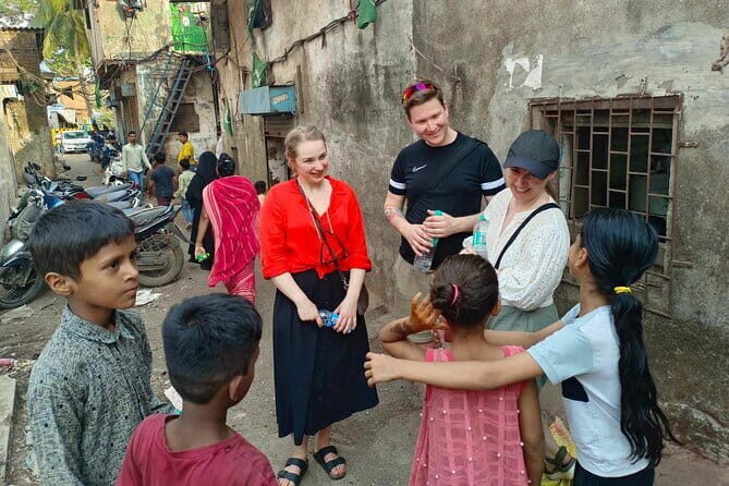 Mumbai: Dhobi Ghat Laundry & Dharavi Slum Tour with a Local - The local train ride: a Mumbai reality check