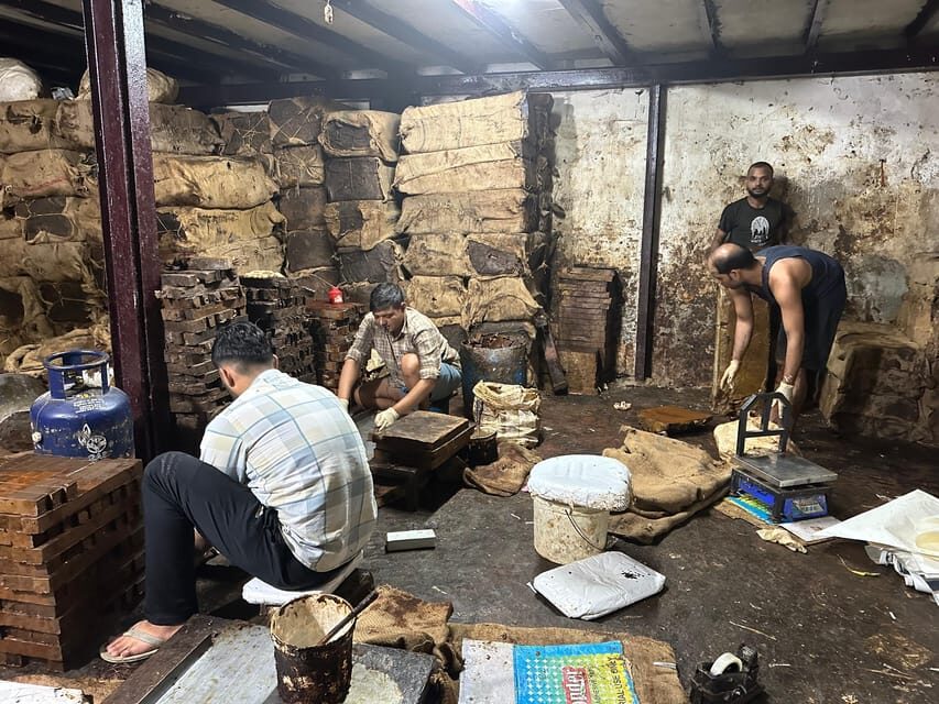 Mumbai: Discover India's Largest Slum -A Local's Perspective - Real conversations with residents (and why the guide’s role matters)