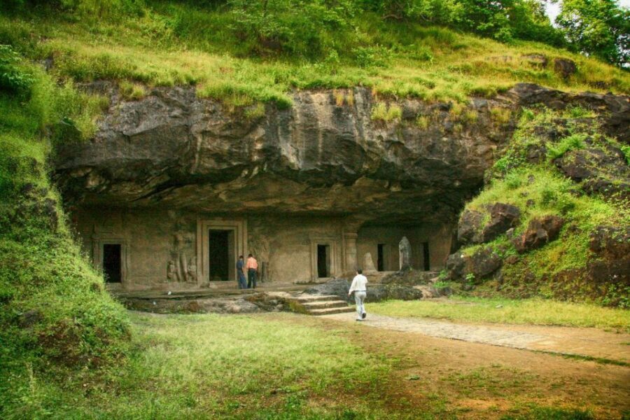 Mumbai: Elephanta Caves Half-Day Guided Tour with Expert - Walking into the caves: basalt art, big pillars, and a 6th-century core