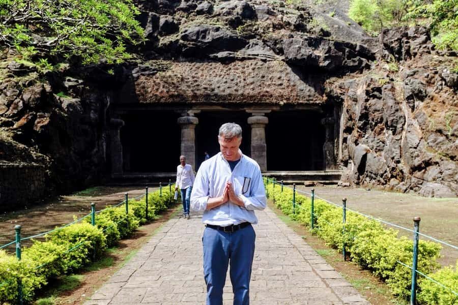 Mumbai: Elephanta Caves: Island Tour With Options - Guides in action: Kavita and Madho’s different strengths