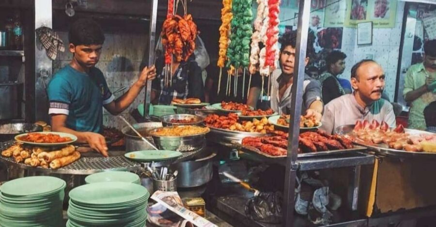 Mumbai: Evening Local Street Food Tour with Sightseeing - Chowpatty Beach: vegetarian street food to start your night right