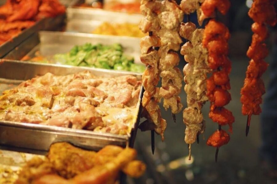 Mumbai: Evening Local Street Food Tour with Sightseeing - Who this Mumbai night street food tour suits best