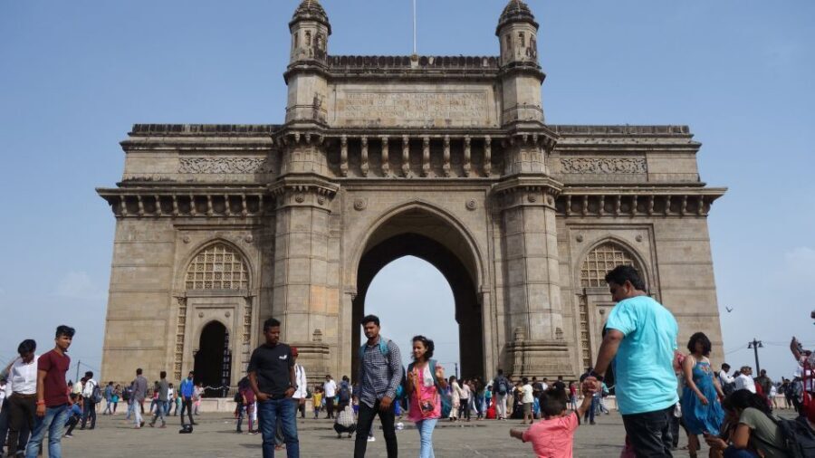 Mumbai: Full-Day Private Sightseeing Tour - Dabbawallah lunch: how Mumbai feeds itself (and you get it in real time)
