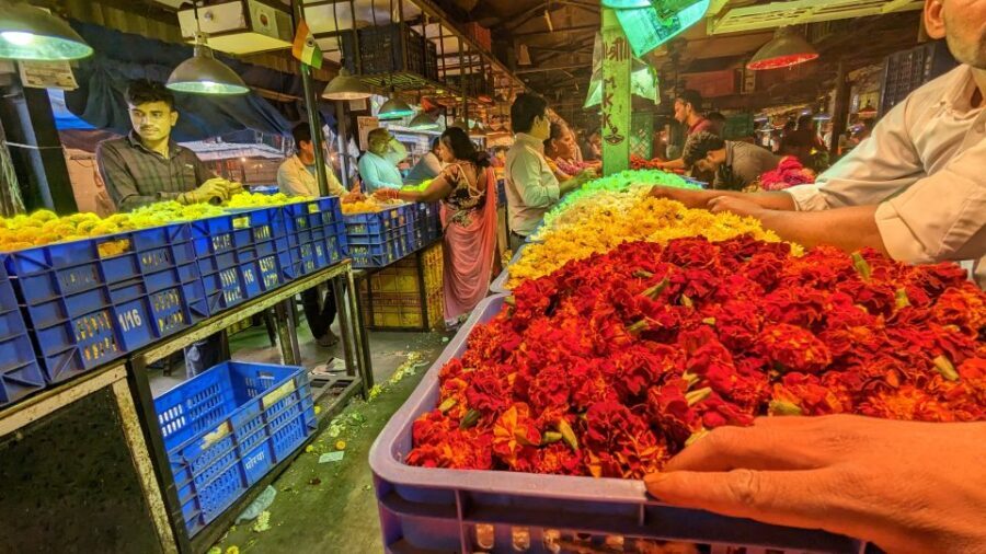 Mumbai Hidden Gems : Early Morning Tour with Expert Guide - The Dadar flower market: color for photos and speed for the day