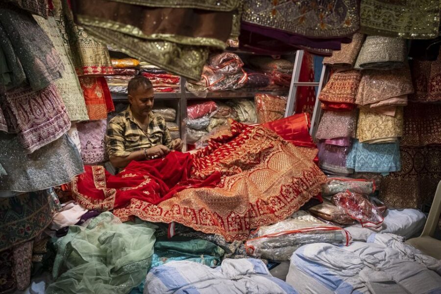 Mumbai: Local Markets & Temples Tour - Food, Water, and the Real-Life Comfort Stuff