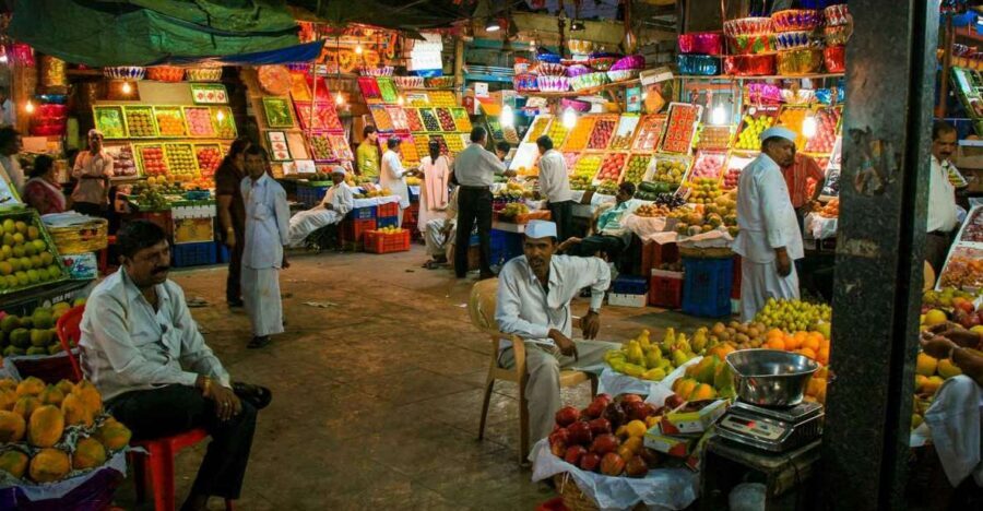 Mumbai: Local Markets & Temples Tour - Crawford Market: Where Wholesale Food Looks Like Daily Life
