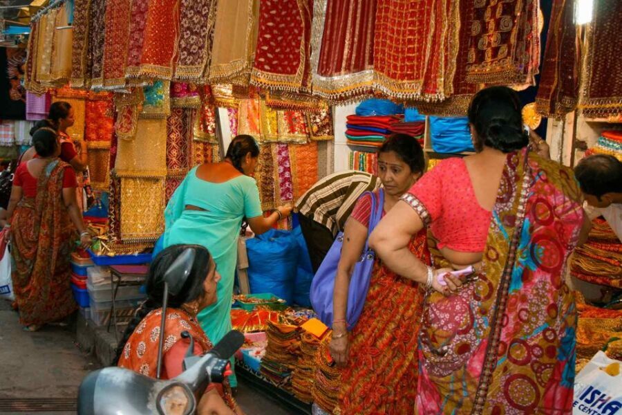 Mumbai: Local Markets & Temples Tour - Mangaldas Market: Indoor Textiles and the Logic of Local Shopping