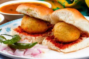 Mumbai Local with Street Food Tour in Private Vehicle - Chhatrapati Shivaji Terminus and Marine Drive: architecture meets the shoreline