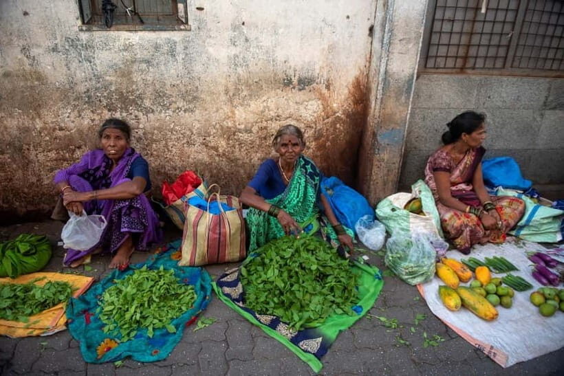 Mumbai Market and Temple Tour With Cow Shelter Visit - Mumbadevi Temple and the Mosque-Lined Spiritual Lanes