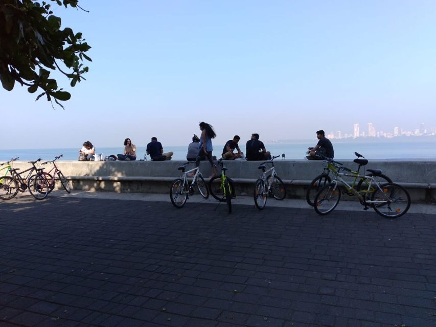 Mumbai: Morning Bicycle Tour - Marine Drive with sea breeze and a packed local breakfast