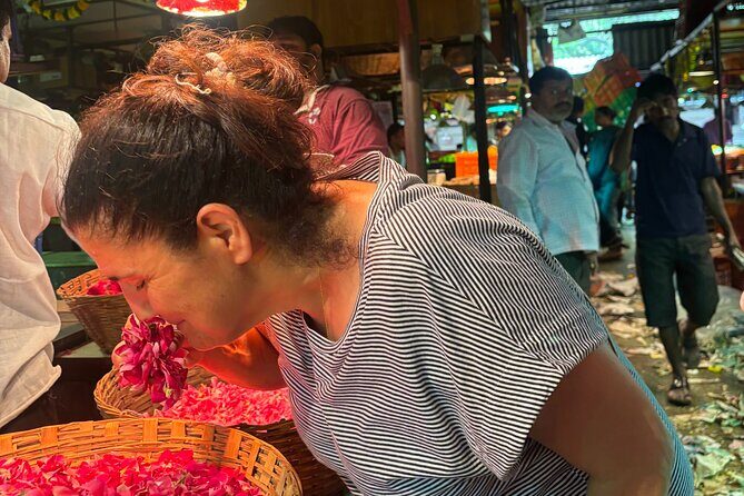 Mumbai Morning Market Tour of Flowers, Fish, and More - Dhobi Ghat: Seeing 2,000 Clothes Being Cleaned Daily