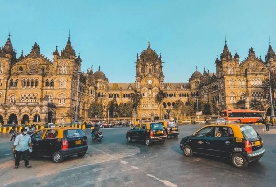 Mumbai Private Half Day City Tour - Municipal Corporation Building, Hanging Gardens, and Taj Mahal Palace: views that connect the city