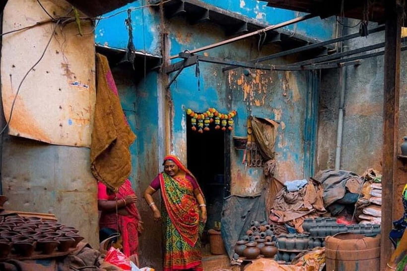 Mumbai: Private Slum and Sightseeing Full-day tour - Starting at Gateway of India and Taj’s waterfront shadow