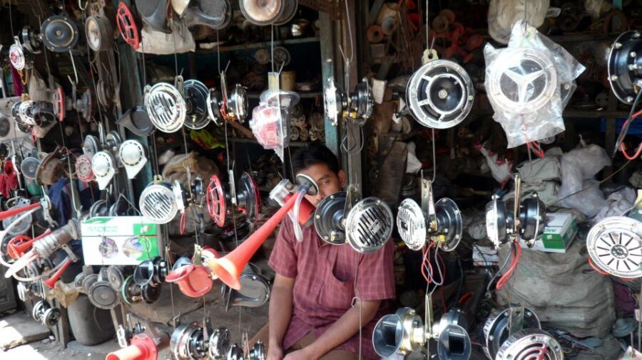 Mumbai: Public Transportation Tour - Meeting at Regal Cinema, Colaba: the easiest way to start