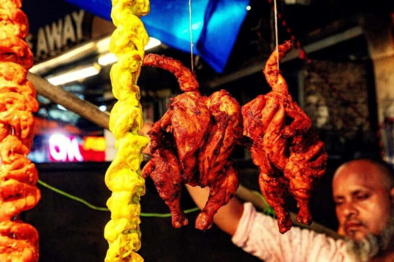 Mumbai: Street Food and Night Markets Tour - Getting started by train to Chowpatty (and what to watch for)