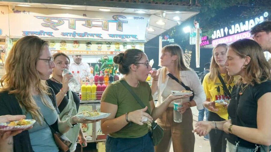 Mumbai Street Food Tour with Evening Bazaar Walk - Chowpatty Beach Sunset: Vegetarian Snacks and the Pani Puri Challenge