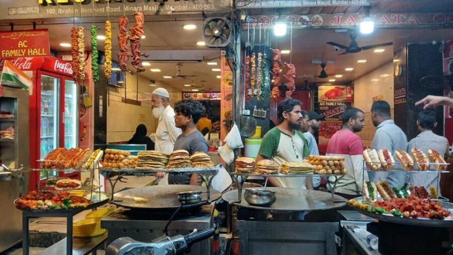 Mumbai Street Food Tour with Evening Bazaar Walk - Bhuleshwar Market and Jain Temple: Culture You Can See