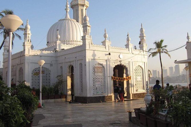 Spiritual & City Highlights: Private Mumbai Temple Tour by AC Car - Prince of Wales Museum, Hanging Garden, and Crawford Market